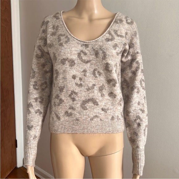 Abercrombie & Fitch Cheetah Print sweater Size S - Picture 1 of 7